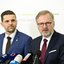 Premiér Petr Fiala (ODS) a vlevo nově jmenovaný ministr životního prostředí Petr Hladík (KDU-ČSL) na tiskové konferenci, 10. března 2023, Ministerstvo životního prostředí ČR, Praha.