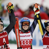 Světový pohár FIS v alpském lyžování, obří slalom. Na snímku zleva Federica Brignoneová, Mikaela Shiffrinová a Sara Hectorová ve Švédsku 10. března 2023.