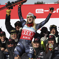 Americká lyžařka Mikaela Shiffrinová po vítězství ve slalomu SP v Are, 11. března 2023.