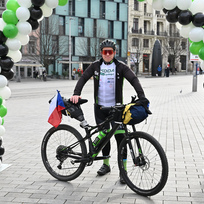 Michal Kamermeier, který na sociálních sítích vystupuje jako Majk na cestách, se chystá na kole vyrazit na půlroční benefiční výpravu z Brna do Singapuru ve prospěch charitativní organizace Dnes pomáhám, 12. března 2023, Brno.