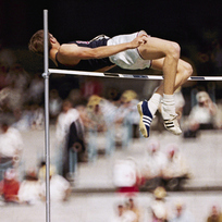 Američan Dick Fosbury během finále výškařské soutěže na olympijských hrách v Mexiku v roce 1968.
