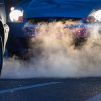 Kouř z výfuků automobilů - ilustrační foto.