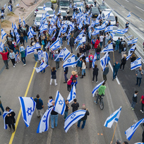 Na řadě míst v Izraeli lidé opět vyšli demonstrovat proti vládě a její soudní reformě, která podle mnohých omezí demokracii v zemi. na snímku demonstranti v Bejt Janaj, 23. března 2023. 