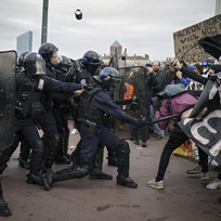 Střety demonstrantů s francouzskými policisty v Lyonu během demonstrace v proti prezidentovi Emmanuelovi Macronovi a jeho důchodové reformě, 23. března 2023.