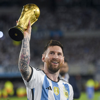 Lionel Messi s replikou trofeje pro mistry světa během oslav po přípravném utkání s Panamou na na stadionu Monumental v Buenos Aires, 23. března 2023.