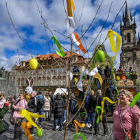 Na Staroměstském náměstí v Praze začaly tradiční velikonoční trhy, 25. března 2023. Potrvají do 16. dubna.