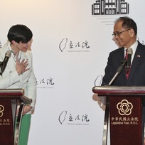 Předsedkyně Poslanecké sněmovny Markéta Pekarová Adamová (vlevo) hovoří po příletu na letiště Songshan v Tchaj-peji s předsedou tchajwanského zákonodárného sboru Yu Shyi-kunem, 25. března 2023.