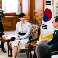 Předsedkyně Poslanecké sněmovny Markéta Pekarová Adamová při setkání s jihokorejským premiérem Han Duk-soem, 23. března 2023, Soul.