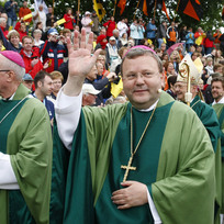 Biskup Franz-Josef Bode mává během závěrečné bohoslužby 97. ročníku Dne německých katolíků, 25. května 2008.