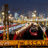 Vlaky na nádraží ve Frankfurtu během stávky za vyšší mzdy, 27. března 2023. 