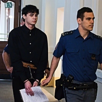 Robert Rous (vlevo) přichází na jednání Krajského soudu v Brně, 27. března 2023. Podle obžaloby pobodal dvě ženy a muže. Jedna z žen zranění nepřežila. 