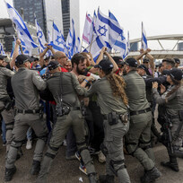 Střet policistů s demonstranty v izraelském Tel Avivu během protestu proti soudní reformě, 27. března 2023.