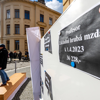 Protest proti nízkým mzdám vyučujících humanitních a společenskovědních oborů na vysokých školách, 28. března 2023, Hradec Králové. 