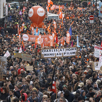 Pracovníci ve francouzském Nantes demonstrují proti důchodové reformě, 28. března 2023.