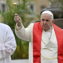 Papež František (vpravo) při mši ke Květné neděli na Svatopetrském náměstí ve Vatikán, 2. dubna 2023. 