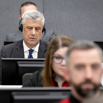 Někdejší kosovský prezident Hashim Thaçi (vlevo) před soudem v nizozemském Haagu, 3. dubna 2023.