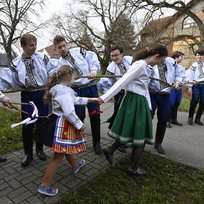 Chlapci, kteří letos pojedou Jízdu králů, obcházejí na Velikonoční pondělí s pomlázkou obec a vyplácejí děvčata, 10. dubna 2023, Vlčnov, Uherskohradišťsko.