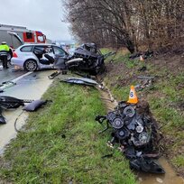 Při čelní srážce dvou osobních aut u Koclířova na Svitavsku zemřeli 14. dubna 2023 tři lidé, další dva se zranili. 