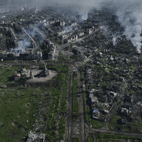 Kouř stoupá z budov v Bachmutu během bojů, 26. dubna 2023. 