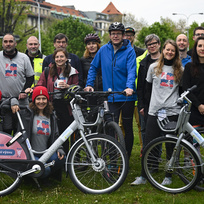 Ministr dopravy Martin Kupka (deváty zprava) zahájil květnovou výzvu Do práce na kole, pěšky nebo poklusem, 2. května 2023, Praha. Na snímku účastníci výzvy pózují na společné fotce.