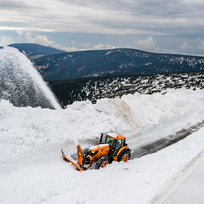Fréza technických služeb města Pec pod Sněžkou proráží sněhovou bariéru o mocnosti několika metrů na horské cestě mezi Výrovkou a Luční boudou v Krkonoších, 2. května 2023, Trutnovsko.