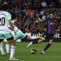 Utkání 33. kola španělské fotbalové ligy FC Barcelona - Pamplona, 2. května 2023. Vpravo Robert Lewandowski z FC Barcelona. 