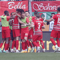 Fotbalisté Augsburgu se radují z gólu v utkání německé ligy proti Unionu Berlín, 6. května 2023.