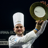Vyhlášení národního kola kuchařské soutěže Bocuse d\'Or, 6. května 2023, Praha. Vítěz Dominik Unčovský pózuje s trofejí.
