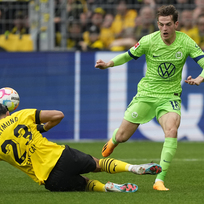Zleva Emre Can z Dortmundu a Jakub Kaminski z Wolfsburgu v utkání německé fotbalové ligy, 7. května 2023.