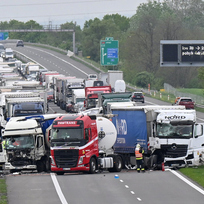 Dálnici D2 na 50. km ve směru na Slovensko 12. května 2023 krátce po poledni uzavřela nehoda několika kamionů.