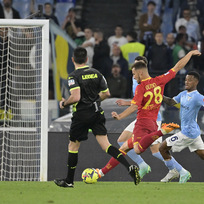Remi Oudine z týmu Lecce střílí gól Laziu Řím v utkání 35. kola italské fotbalové ligy, které se hrálo 12. května 2023.