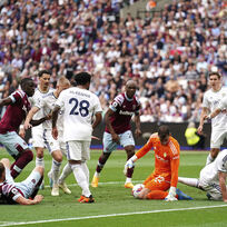 Utkání 37. kola anflické fotbalové ligy West Ham - Leeds, 21. května 2023. Brankář Leedsu Joel Robles kryje střelu Tomáše Součka (vlevo) z West Hamu.
