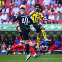 Utkání 33. kola německé fotbalové ligy Augsburg - Dortmund, 21. května 2023. Zleva brankář Augsburgu Tomáš Koubek a Karim Adeyemi z Dortmundu. 
