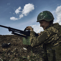 Ukrajinský voják v zákopu na frontové linii nedaleko Bachmutu, 22. května 2023