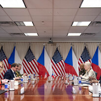 Vpravo ministr obrany USA Lloyd Austin, vlevo ministryně obrany Česka Jana Černochová ve Washingtonu, 23. května 2023.  