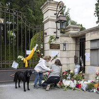 Žena s dívkou pokládají květiny u brány vily, v níž poslední roky žila zpěvačka Tinu Turnerová, 25. května 2023, Küsnacht, Švýcarsko. Turnerová zemřela den předtím ve věku 83 let.