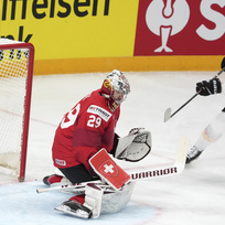 Utkání mistrovství světa v hokeji - čtvrtfinále: Švýcarsko - Německo, 25. května 2023, Riga. Maximilian Kastner (vpravo) z Německa překonává Roberta Mayera v brance Švýcarska.