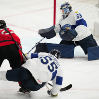 Kanadský hokejista Jack Quinn (vlevo) střílí úvodní gól ve čtvrtfinálovém zápase na Mistrovství světa proti Finsku, 25. května 2023.