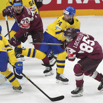 Lotyšský hokejista Dans Locmelis (vpravo) střílí gól ve čtvrtfinálovém zápase na Mistrovství světa proti Švédsku, 25. května 2023.