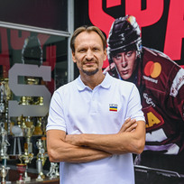 Ilustrační foto - Nový hlavní trenér hokejové Sparty Pavel Gross pózuje při setkání s novináři, 26. května 2023, Praha.