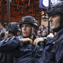 Kosovští policisté zasahují při střetech s etnickými Srby, 26. května 2023, Zvečan, Kosovo.