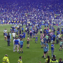 Utkání 38. kola anglické fotbalové ligy Everton - Bournemouth, 28. května 2023. Fanoušci Evertonu se na hřišti radují ze záchrany v anglické fotbalové Premier League.