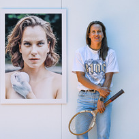 V Uměleckoprůmyslovém muzeu byla zahájena výstava Tennis Garden – výstava fotografií z knihy ONE:LOVE, projektu Court Supremes Radky Leitmeritzové, která je věnována fenoménu českého ženského tenisu, 29. května 2023, Praha. Na snímku je tenistka Barbora Strýcová u svého portrétu.