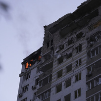 Vysokopodlažní obytná budova v Kyjevě poškozená při ruském ostřelování ukrajinské metropole, 30. května 2023.