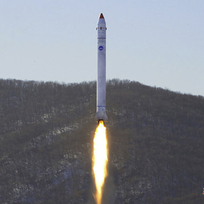 Test severokorejské rakety nesoucí průzkumný satelit na snímku z 18. prosince 2022.
