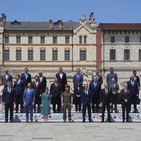 Účastníci summitu Evropského politického společenství na moldavském zámku Mimi, 1. června 2023.