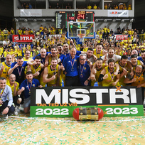Finále play off basketbalové ligy mužů - 4. zápas: BK Opava - BK ARMEX Děčín, 1. června 2023, Opava. Hráči Opavy se radují z mistrovského titulu.