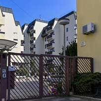 Bytový komplex Ruský dům ve Schwaigerově ulici v Praze-Bubenči na snímku z 23. dubna 2021.