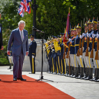 Britský král Karel III. (vpravo) zahájil návštěvu Rumunuska, 2. června 2023, Bukurešť. Vlevo rumunský prezident Klaus Iohannis.