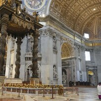 U hlavního oltáře Svatopetrské baziliky se 3. června 2023 konal speciální očistný obřad poté, co jej podle Vatikánu znesvětil muž, který se na něj na protest proti válce na Ukrajině postavil nahý.